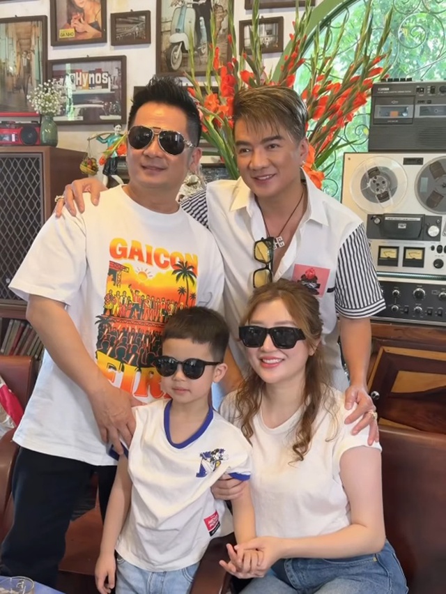 Đ&agrave;m Vĩnh Hưng n&oacute;i về 1 ca sĩ đ&igrave;nh đ&aacute;m: "Người ấy đ&atilde; chủ động đến b&ecirc;n t&ocirc;i v&agrave; đưa tay vuốt m&aacute;" - Ảnh 2.