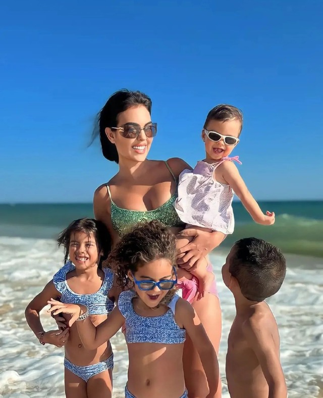 Diện &aacute;o chỉ 2 triệu đồng, bạn g&aacute;i Ronaldo vẫn to&aacute;t l&ecirc;n kh&iacute; chất "phu nh&acirc;n tỷ ph&uacute;", body "n&oacute;ng bỏng mắt" - Ảnh 4.