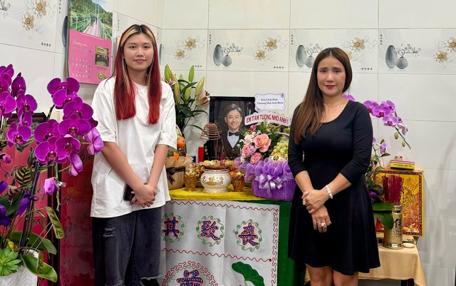 Nữ NSƯT hiếm hoi Qu&yacute; B&igrave;nh gặp l&uacute;c cuối đời đến tận nh&agrave; thắp hương, bắc ghế ngồi trước b&agrave;n thờ l&agrave;m 1 việc - Ảnh 1.