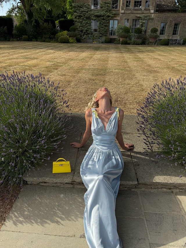 Ice Blue: M&agrave;u xanh &ldquo;băng gi&aacute;&rdquo; n&agrave;y chắc chắn phải xuất hiện trong tủ đồ 2026 của bạn!- Ảnh 6.