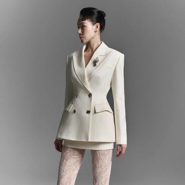 Nữ thần c&ocirc;ng sở hot nhất phim Việt giờ v&agrave;ng hiện tại: Mặc đẹp kh&ocirc;ng trượt ph&aacute;t n&agrave;o, biến văn ph&ograve;ng th&agrave;nh s&agrave;n catwalk - Ảnh 11.