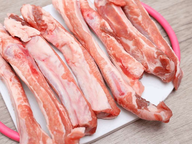 Mua sườn đ&oacute;ng khay trong si&ecirc;u thị, nh&acirc;n vi&ecirc;n n&oacute;i chi tiết "v&agrave;ng" nhiều người kh&ocirc;ng hề biết- Ảnh 2.