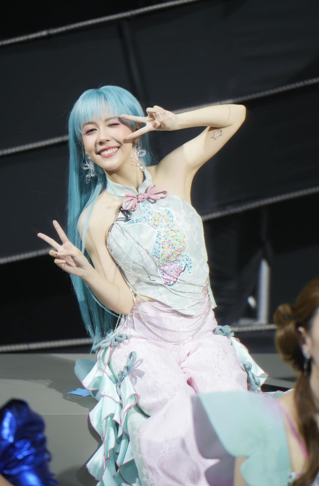 Nữ nghệ sĩ 3.6 tỷ views: Gia đ&igrave;nh 3 đời l&agrave;m qu&acirc;n nh&acirc;n, tuổi 30 mới t&igrave;m được hướng dẫn sử dụng nhan sắc - Ảnh 10.