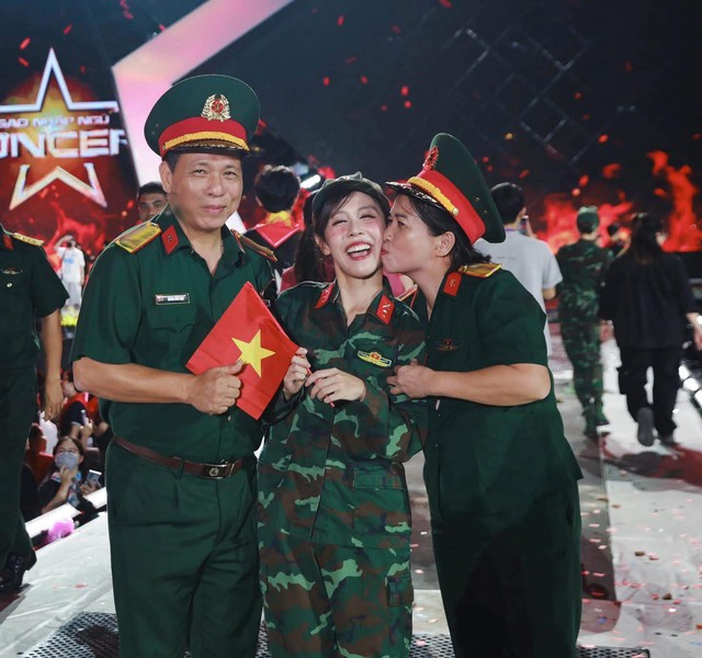 Nữ nghệ sĩ 3.6 tỷ views: Gia đ&igrave;nh 3 đời l&agrave;m qu&acirc;n nh&acirc;n, tuổi 30 mới t&igrave;m được hướng dẫn sử dụng nhan sắc - Ảnh 6.