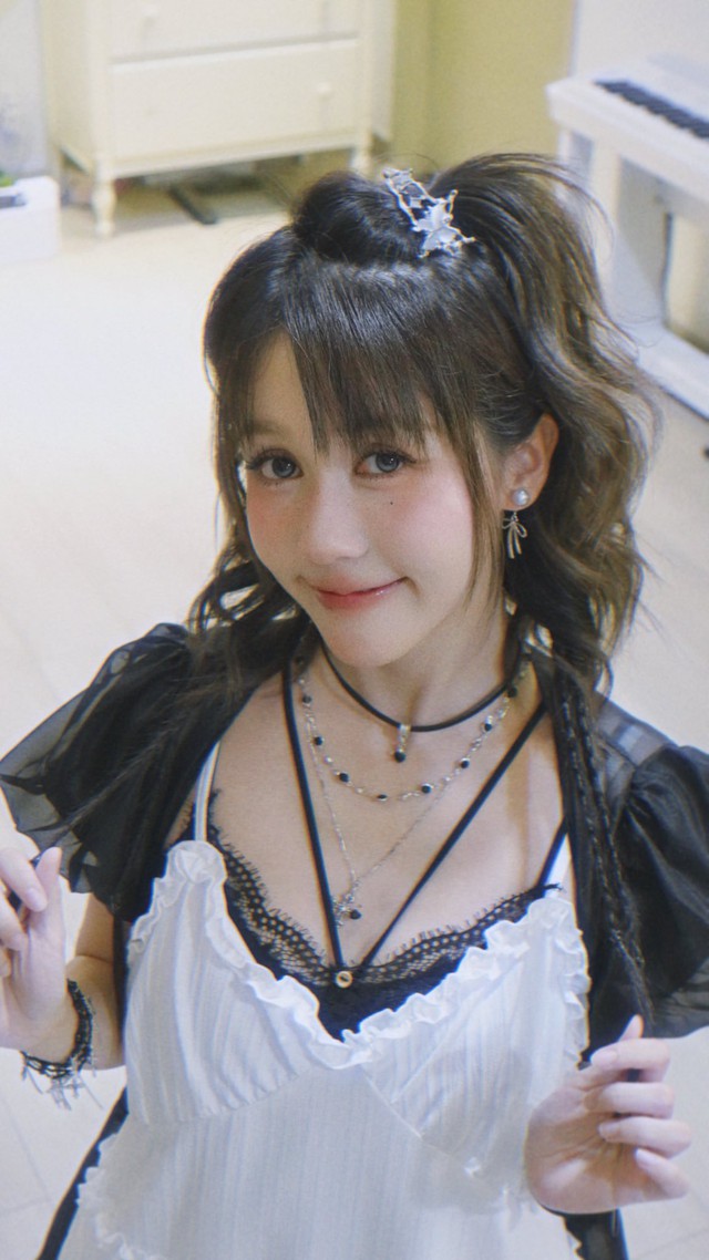 Nữ nghệ sĩ 3.6 tỷ views: Gia đ&igrave;nh 3 đời l&agrave;m qu&acirc;n nh&acirc;n, tuổi 30 mới t&igrave;m được hướng dẫn sử dụng nhan sắc - Ảnh 8.