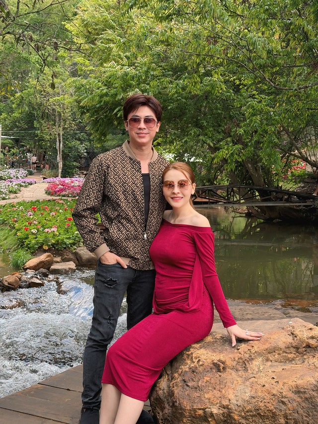 Nam ca sĩ gần 10 năm l&agrave;m bố đơn th&acirc;n, bất ngờ th&ocirc;ng b&aacute;o c&oacute; con với ch&aacute;u g&aacute;i NSƯT Kim Tiểu Long- Ảnh 1.