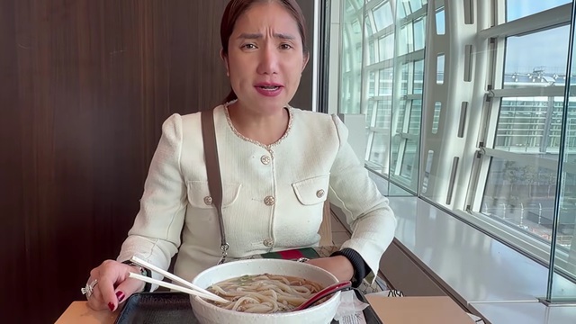 Nữ NSƯT 50 tuổi đi Mỹ: "T&ocirc;i khổ qu&aacute;, tới giờ n&agrave;y vẫn c&ograve;n đi b&aacute;n từng ly c&agrave; ph&ecirc; kiếm 25 ngh&igrave;n đồng"- Ảnh 1.