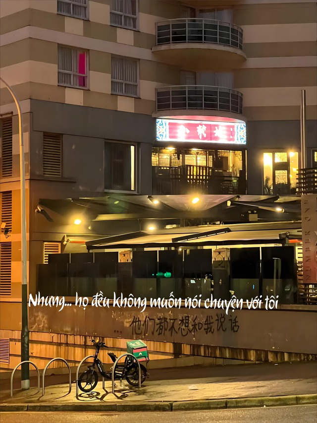 D&ograve;ng chữ tr&ecirc;n bức tường ở Sydney l&agrave;m h&agrave;ng triệu du học sinh "vụn vỡ": H&oacute;a ra một m&igrave;nh mới l&agrave; b&agrave;i học đắt gi&aacute; nhất - Ảnh 1.