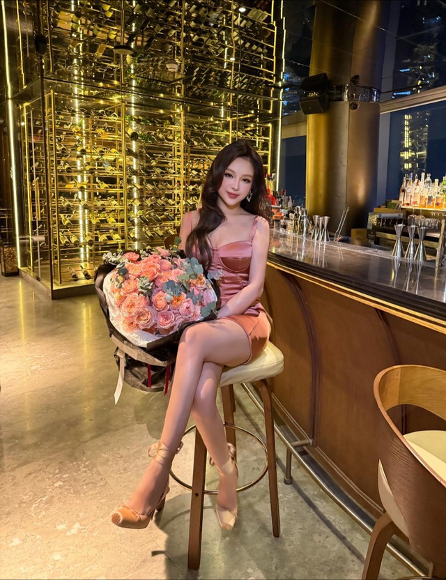 Mỹ nh&acirc;n U40 vẫn đẹp như đ&ocirc;i mươi, khiến đại gia si m&ecirc; suốt 13 năm, tặng biệt thự 100 tỷ - Ảnh 5.