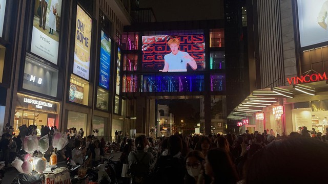 Mỹ nam 1m9 đang nổi tiếng: 6 th&aacute;ng 10 triệu fan, c&oacute; cả bức tường check-in ở H&agrave; Nội, l&agrave;m 1 TTTM đ&ocirc;ng k&iacute;n người- Ảnh 9.