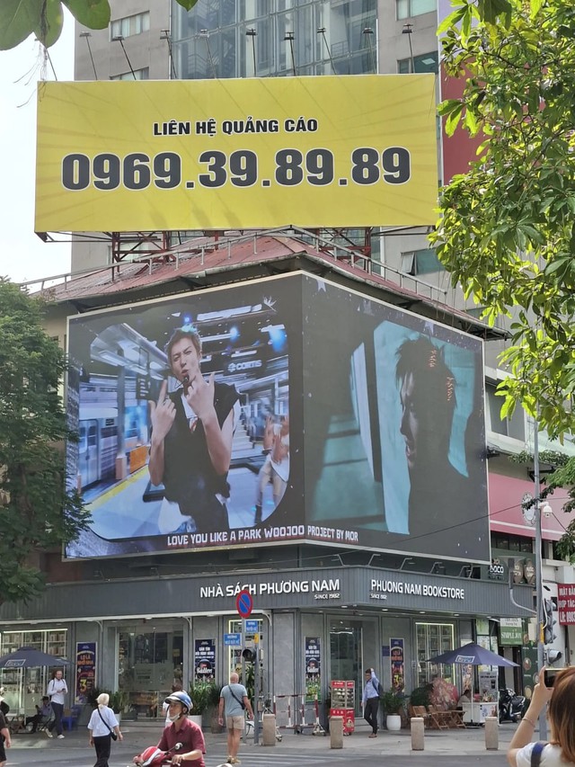 Mỹ nam 1m9 đang nổi tiếng: 6 th&aacute;ng 10 triệu fan, c&oacute; cả bức tường check-in ở H&agrave; Nội, l&agrave;m 1 TTTM đ&ocirc;ng k&iacute;n người- Ảnh 6.