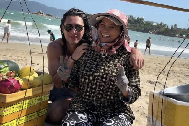 Ch&acirc;n dung b&agrave; b&aacute;n tr&aacute;i c&acirc;y v&agrave; ch&agrave;ng ti&ecirc;n c&aacute; khiến kh&aacute;ch T&acirc;y xếp h&agrave;ng d&agrave;i chờ gặp- Ảnh 2.