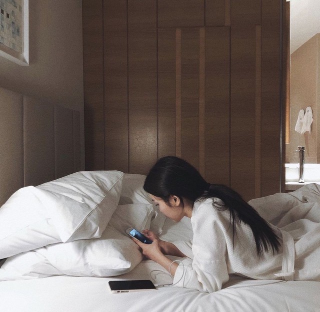 Khoảng 30 ph&uacute;t trước khi đi ngủ, bạn dễ ti&ecirc;u tiền nhất: 3 việc nhiều người vẫn l&agrave;m mỗi tối- Ảnh 2.