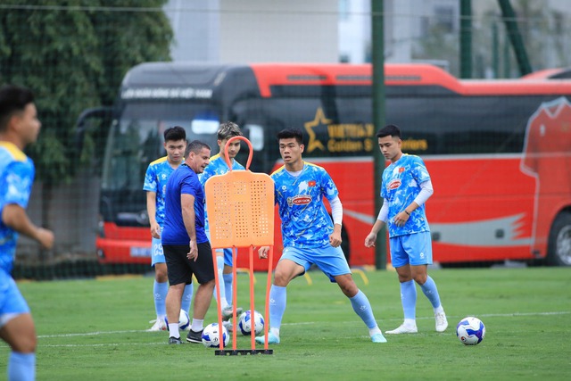 Phát hiện mới Đinh Quang Kiệt, “gã khổng lồ” 1m94 ở U23 Việt Nam- Ảnh 3. Phát hiện mới Đinh Quang Kiệt, “gã khổng lồ” 1m94 ở U23 Việt Nam- Ảnh 3.