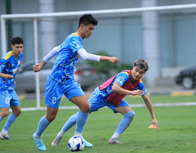 Phát hiện mới Đinh Quang Kiệt, “gã khổng lồ” 1m94 ở U23 Việt Nam- Ảnh 4. Phát hiện mới Đinh Quang Kiệt, “gã khổng lồ” 1m94 ở U23 Việt Nam- Ảnh 4.