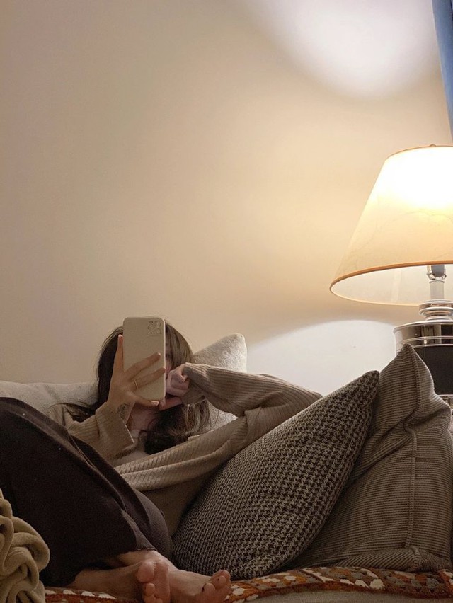 Khoảng 30 ph&uacute;t trước khi đi ngủ, bạn dễ ti&ecirc;u tiền nhất: 3 việc nhiều người vẫn l&agrave;m mỗi tối- Ảnh 3.