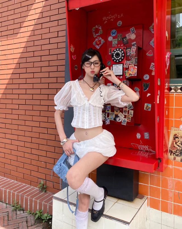 "Bạch nguyệt quang" sống ở Paris g&acirc;y sốt v&igrave; mặc đẹp, đứng cạnh g&aacute;i T&acirc;y kh&ocirc;ng hề l&eacute;p vế- Ảnh 25.