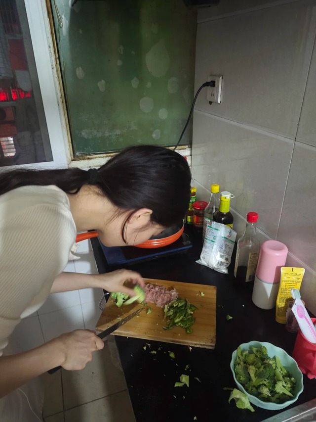 2026 rồi nhưng mẹ vẫn bắt t&ocirc;i l&agrave;m tất cả việc nh&agrave;, học nữ c&ocirc;ng gia ch&aacute;nh th&igrave; mới c&oacute; gia đ&igrave;nh ho&agrave;n hảo - Ảnh 2.