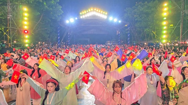 Ng&agrave;y hội Việt phục &ldquo;t&oacute;c xanh vạt &aacute;o&rdquo; lần VI: người trẻ tiếp nối d&ograve;ng chảy văn h&oacute;a Việt - Ảnh 7.