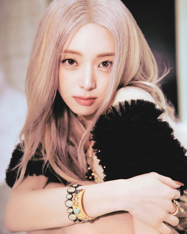 Mỹ nh&acirc;n c&oacute; v&ograve;ng h&ocirc;ng "ảo" nhất showbiz vừa vượt mặt BTS, flop 4 năm mới được l&agrave;m 1 điều - Ảnh 1.