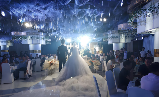 Đi ăn cưới bạn học, t&ocirc;i bất ngờ gặp lại một người m&agrave; chỉ cần nh&igrave;n nhau một c&aacute;i, t&ocirc;i biết ngay l&agrave; sẽ c&oacute; chuyện xảy ra- Ảnh 1.