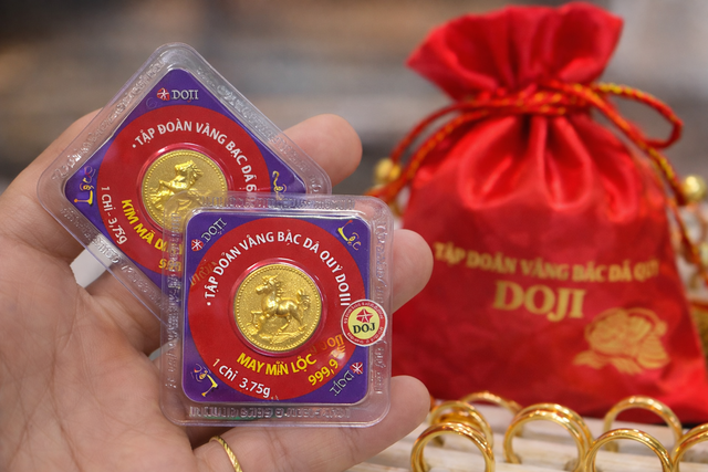 Sai lầm khi cứ c&oacute; tiền l&agrave; mua v&agrave;ng - Ảnh 1.