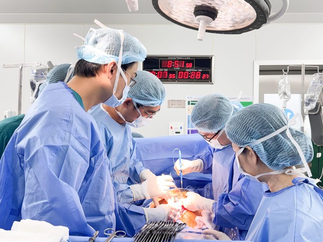 Kỳ t&iacute;ch tại Bệnh viện Từ Dũ: B&oacute;c t&aacute;ch khối u xơ tử cung gần 12kg, bảo tồn thi&ecirc;n chức l&agrave;m mẹ cho bệnh nh&acirc;n 25 tuổi   - Ảnh 1.