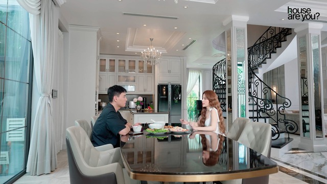 Cuộc sống sang chảnh của hội "ph&uacute; b&agrave;" Vbiz: Huyền Baby ở biệt thự 100 tỷ, Ngọc Thanh T&acirc;m sống trong "cung điện" đập th&ocirc;ng 6 căn- Ảnh 22.