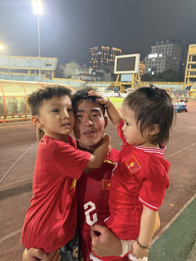 V&igrave; sao vợ Duy Mạnh lại "xin v&iacute;a" cho qu&yacute; tử t&oacute;c xoăn giống Xu&acirc;n Son? - Ảnh 2.