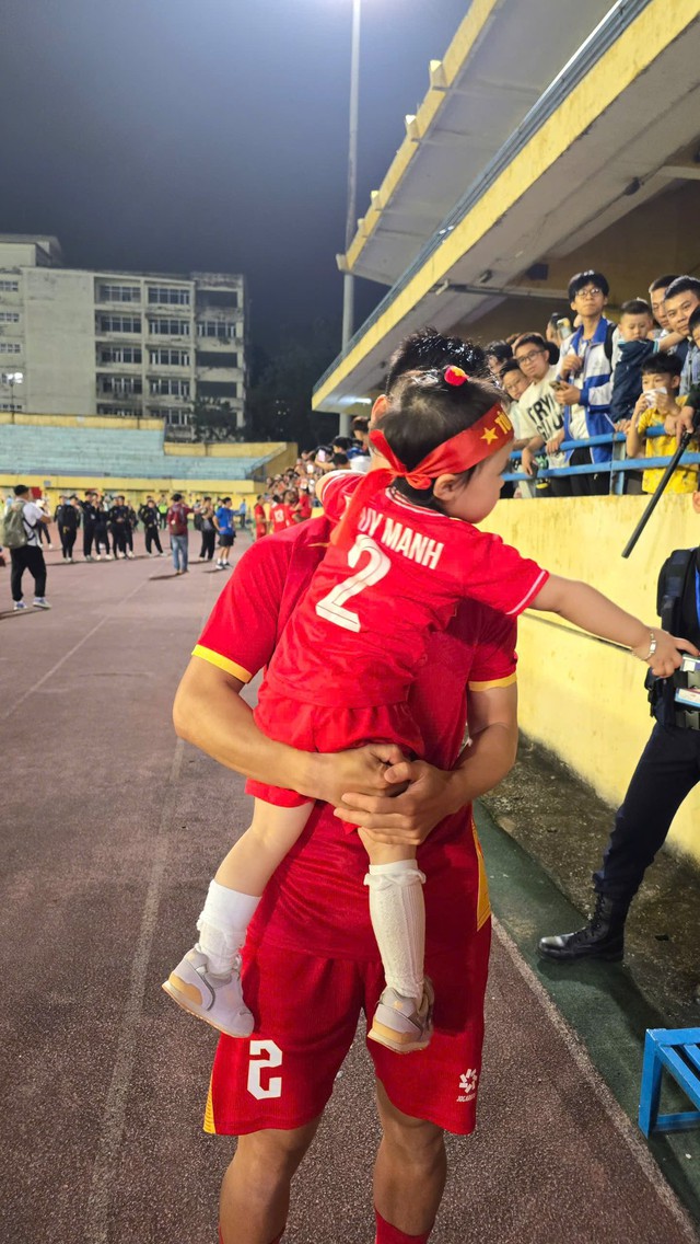 V&igrave; sao vợ Duy Mạnh lại "xin v&iacute;a" cho qu&yacute; tử t&oacute;c xoăn giống Xu&acirc;n Son? - Ảnh 3.