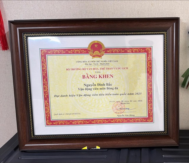 Đình Bắc diện vest bảnh bao tay ôm "cú đúp" bằng khen về nhà, cậu này đỉnh quá! - Ảnh 1.