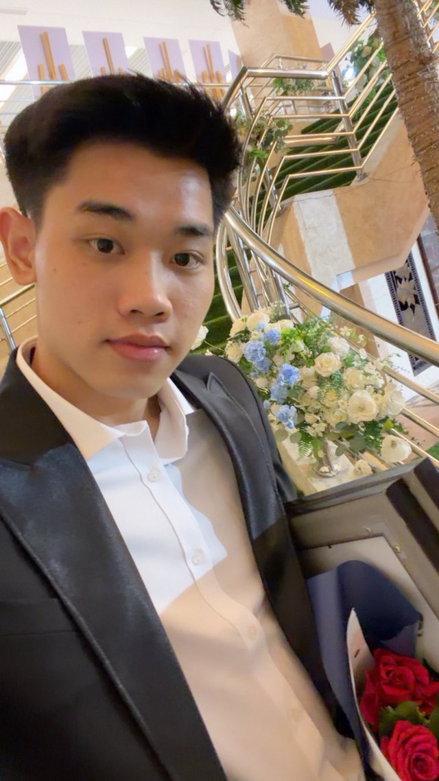 Đình Bắc diện vest bảnh bao tay ôm "cú đúp" bằng khen về nhà, cậu này đỉnh quá! - Ảnh 3.