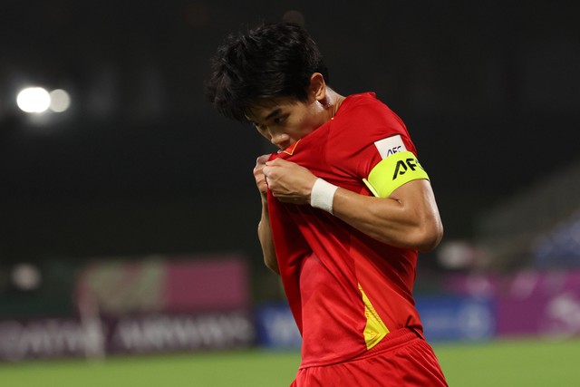 Đình Bắc diện vest bảnh bao tay ôm "cú đúp" bằng khen về nhà, cậu này đỉnh quá! - Ảnh 4.