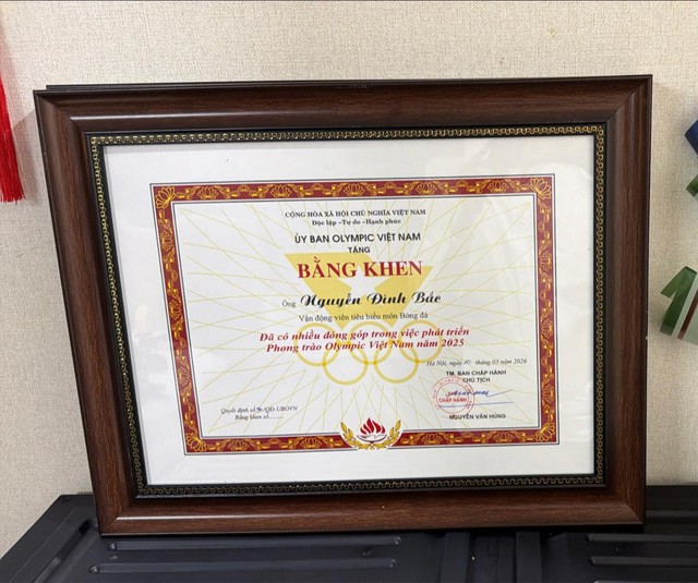 Đình Bắc diện vest bảnh bao tay ôm "cú đúp" bằng khen về nhà, cậu này đỉnh quá! - Ảnh 2.