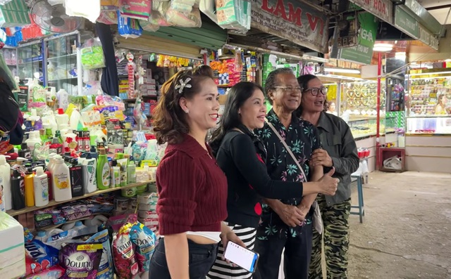 Tiểu thương chợ Đ&ocirc;ng Ba la h&eacute;t khi thấy Chế Linh: "Trời ơi!"- Ảnh 2.