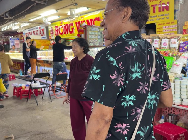 Tiểu thương chợ Đ&ocirc;ng Ba la h&eacute;t khi thấy Chế Linh: "Trời ơi!"- Ảnh 1.