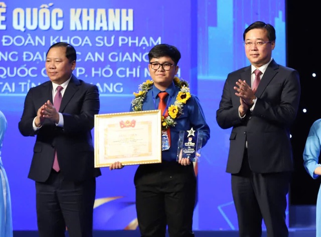 Ngọn lửa xanh trên dòng Cửu Long: hành trình từ chuyến đò nghèo đến Giải thưởng Lý Tự Trọng - Ảnh 1.