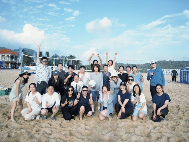 Team buiding mà sếp thân mật quá đà: Làm sao để xử lý gọn?- Ảnh 2. Team buiding mà sếp thân mật quá đà: Làm sao để xử lý gọn?- Ảnh 2.