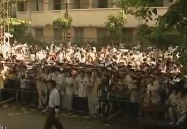 4 đ&aacute;m tang nghệ sĩ c&oacute; h&agrave;ng vạn người x&oacute;t thương tiễn đưa, Ho&agrave;i Linh quỳ lạy- Ảnh 2.