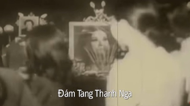 4 đ&aacute;m tang nghệ sĩ c&oacute; h&agrave;ng vạn người x&oacute;t thương tiễn đưa, Ho&agrave;i Linh quỳ lạy- Ảnh 1.