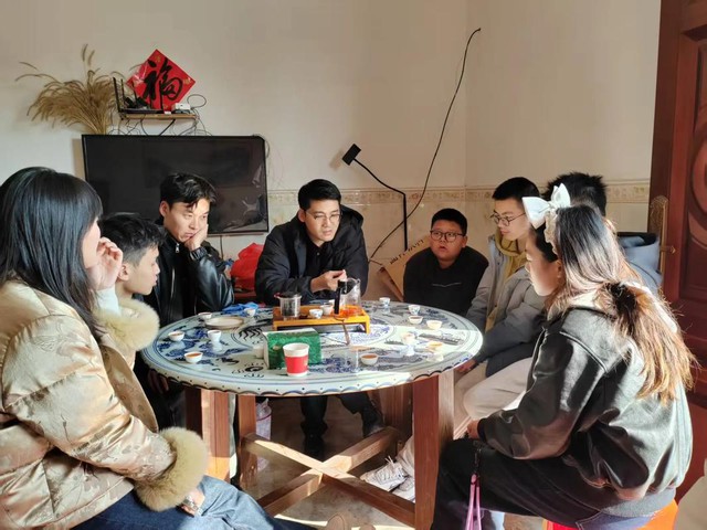 Đi l&agrave;m về th&igrave; thấy cả nh&agrave; anh chồng chị d&acirc;u dắt d&iacute;u nhau xin ở nhờ, t&igrave;nh cảnh tr&eacute;o ngoe đến mức t&ocirc;i bất lực- Ảnh 1.