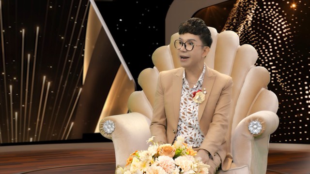 Nữ ca sĩ b&iacute; ẩn k&eacute;o Long Nhật ra một g&oacute;c tặng 5 ph&acirc;n v&agrave;ng - Ảnh 1.