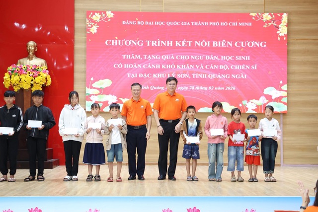 Đại học Quốc gia Th&agrave;nh phố Hồ Ch&iacute; Minh mang "Kết nối bi&ecirc;n cương&rdquo; đến L&yacute; Sơn: Lan toả y&ecirc;u thương v&agrave; kh&aacute;t vọng giữ biển - Ảnh 3.