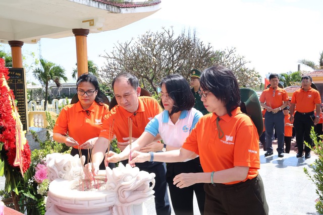 Đại học Quốc gia Th&agrave;nh phố Hồ Ch&iacute; Minh mang "Kết nối bi&ecirc;n cương&rdquo; đến L&yacute; Sơn: Lan toả y&ecirc;u thương v&agrave; kh&aacute;t vọng giữ biển - Ảnh 5.