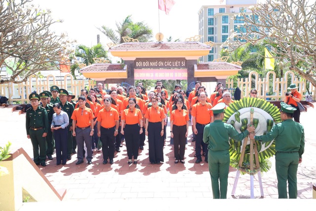 Đại học Quốc gia Th&agrave;nh phố Hồ Ch&iacute; Minh mang "Kết nối bi&ecirc;n cương&rdquo; đến L&yacute; Sơn: Lan toả y&ecirc;u thương v&agrave; kh&aacute;t vọng giữ biển - Ảnh 1.