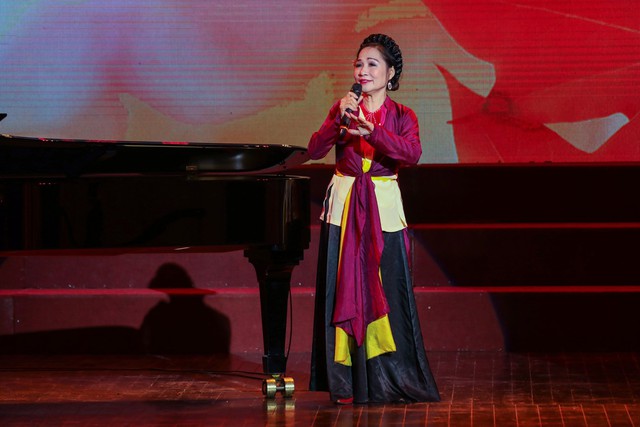 Nữ NSND duy nhất ứng cử đại biểu Quốc hội khoá XVI: Giám đốc Nhà hát nhận bằng khen Thủ tướng, sự nghiệp cả nước ngưỡng mộ - Ảnh 3.