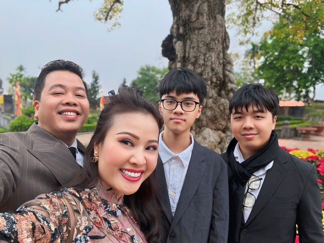 Cuộc sống viên mãn của "ông hoàng nhạc đỏ" kín tiếng bậc nhất showbiz Việt - Ảnh 2.