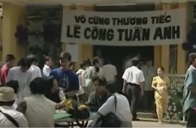 Nam diễn vi&ecirc;n qua đời tuổi 29 g&acirc;y chấn động: Đ&aacute;m tang &ugrave;n tắc, người chen lấn, leo m&aacute;i nh&agrave; - Ảnh 3.