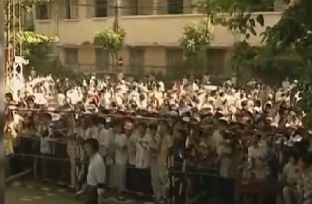 Nam diễn vi&ecirc;n qua đời tuổi 29 g&acirc;y chấn động: Đ&aacute;m tang &ugrave;n tắc, người chen lấn, leo m&aacute;i nh&agrave; - Ảnh 4.