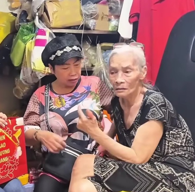 Qu&aacute;i kiệt s&acirc;n khấu 79 tuổi đi l&agrave;m nu&ocirc;i cả gia đ&igrave;nh, đ&agrave;n em nể phục v&igrave; qu&aacute; khỏe - Ảnh 1.